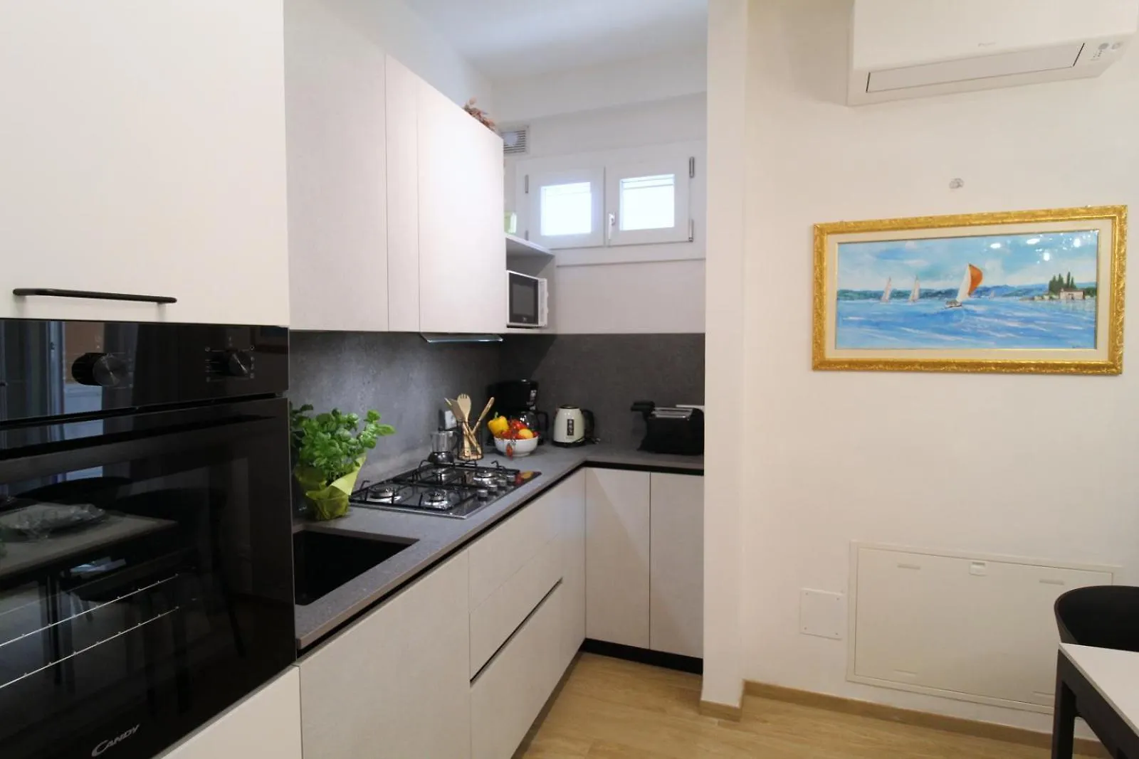 Lussuoso Appartamento Vista Lago Con Spiaggia Privata Garda  0*, Garda (Verona)